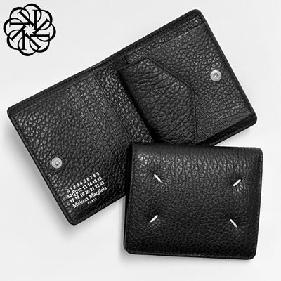 メゾンマルジェラMAISON MARGIELA■21AWペンキ加工ウォレット財布 楽天市場】【定価79,200円(税込)】Maison Margiela メゾン マルジェラ 上品なエンボス加工を施したグレインレザーが大人の品格を演出  ブランドアイコンステッチ入 3つ折りウォレット財布 エンベロープ マルタンマルジェラ SA3UI0010P4455T8127 グリスカイユ Gris  Caillou ... 